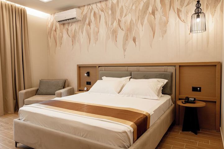 Room 6 of 12