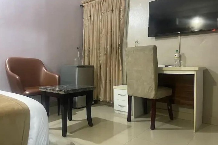 Room 5 of 76