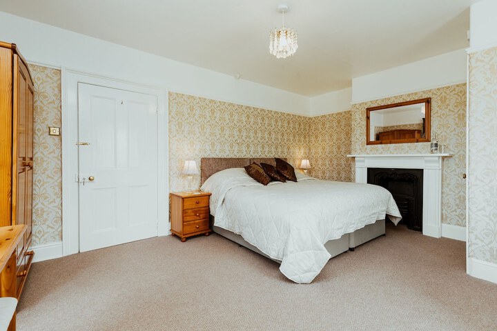 Room 9 of 35
