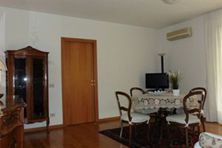 Room 727 of 871