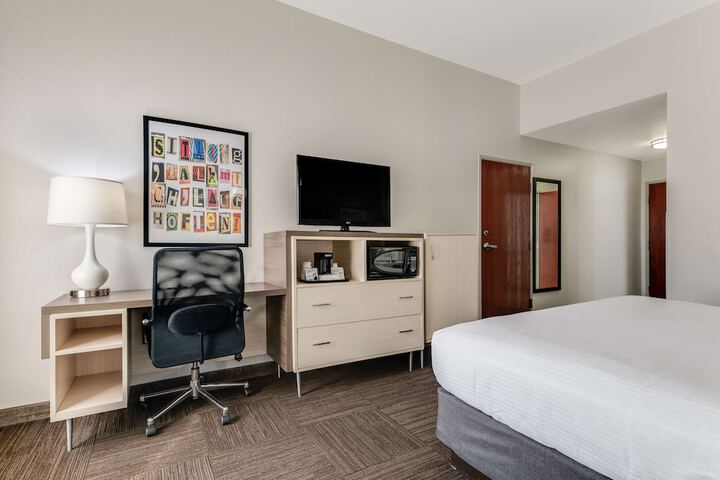 1 King Bed High Speed Internet Accessible Microwave, Refrigerator Full Breakfast (25 of 30)