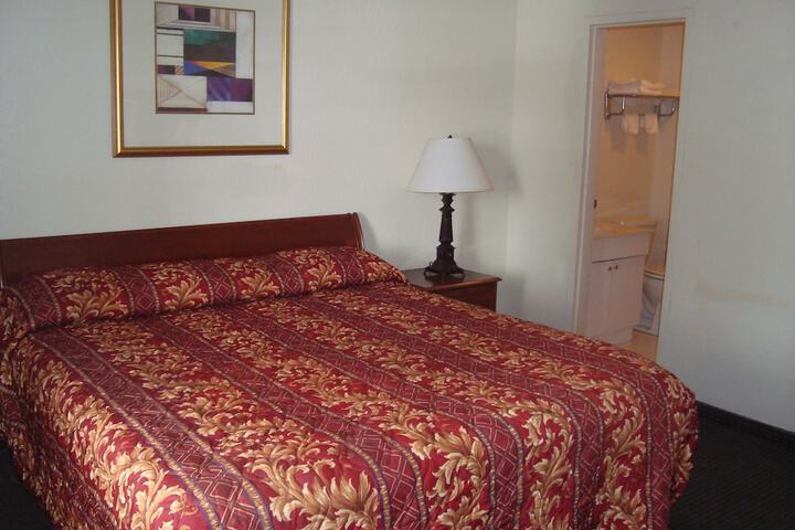 1 King Bed (5 of 18)