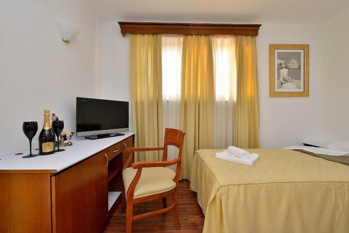 Room 3 of 44
