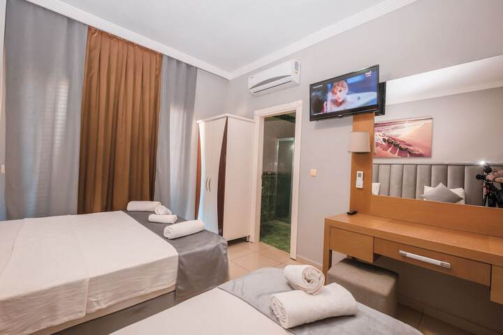 Room 10 of 28