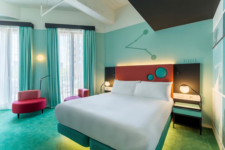 Room 13 of 77