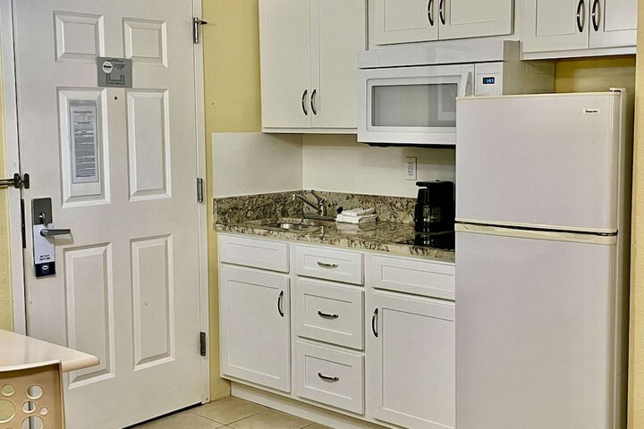 Double Accessible Queen Size Bed (5 of 11)