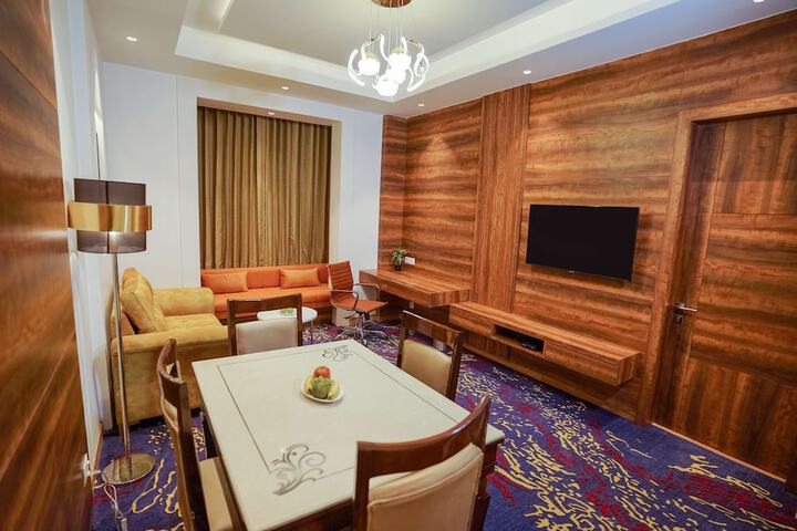 Room 6 of 33