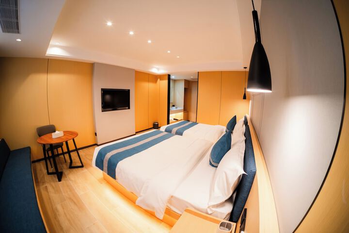 Room 9 of 17