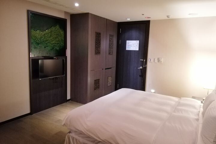Room 10 of 106