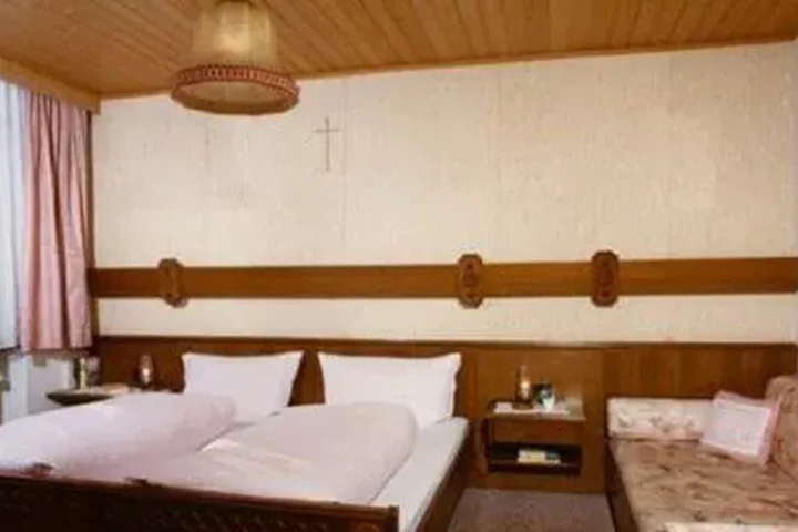 Room 4 of 8