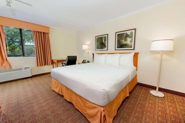 1 King Bed (4 of 13)