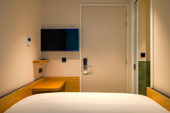 Room 14 of 32