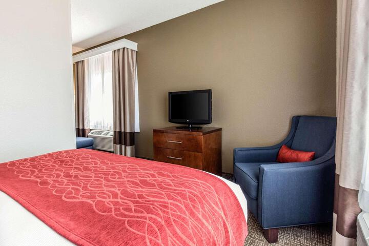 1 Queen Bed (16 of 25)