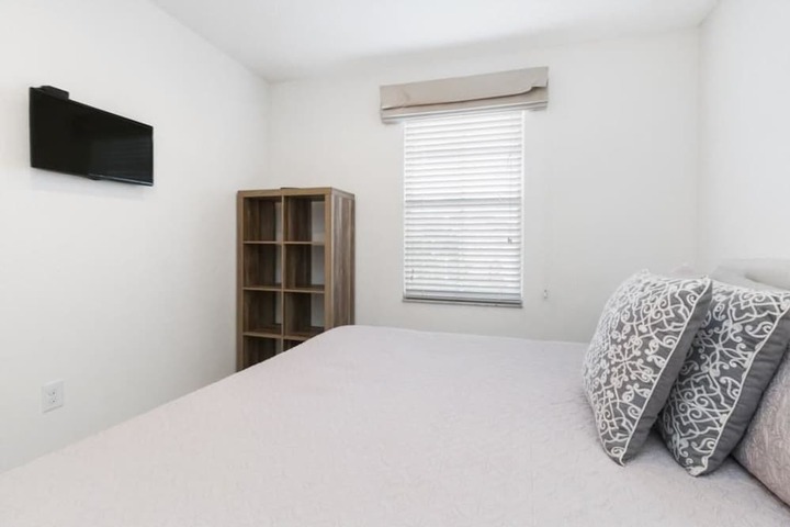 Room 5 of 18