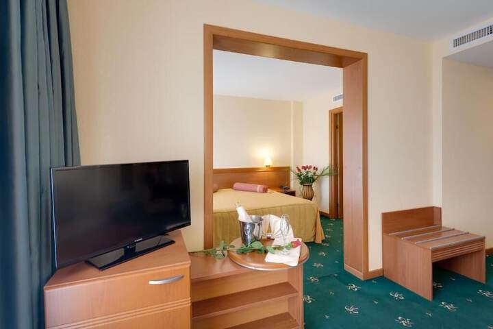 Room 5 of 19
