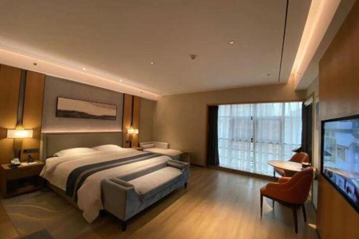 Heyue Holiday Hotel