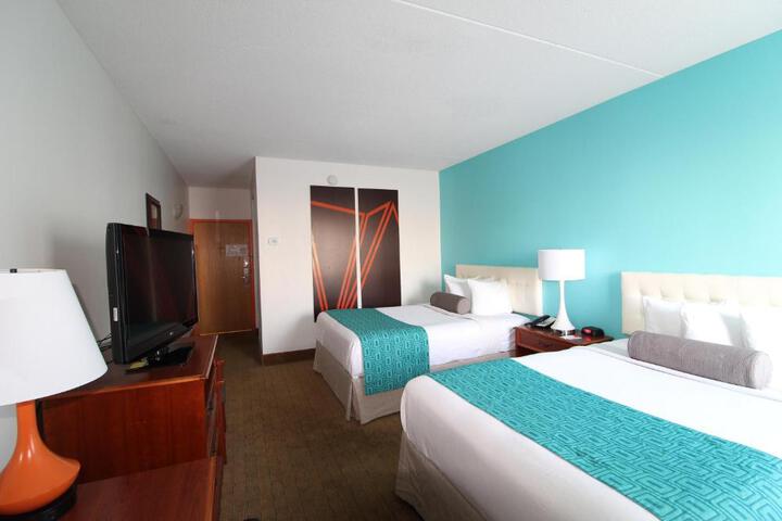 2 Queen Beds Mobility Accessible (5 of 7)