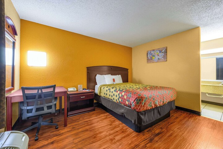 1 Queen Bed (1 of 10)