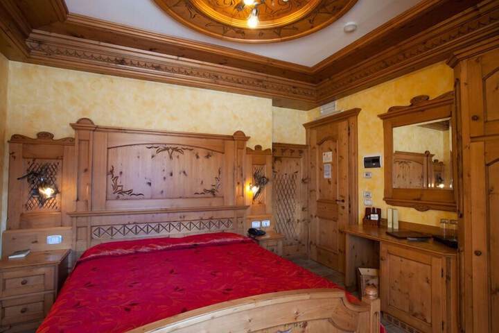 Room 6 of 77