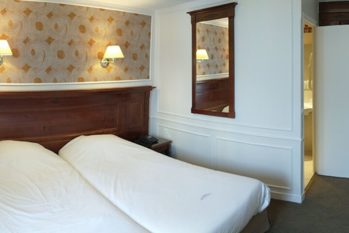 Room 10 of 38