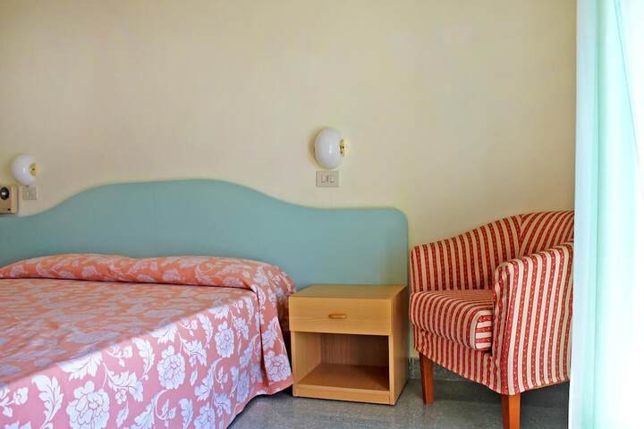 Room 4 of 27