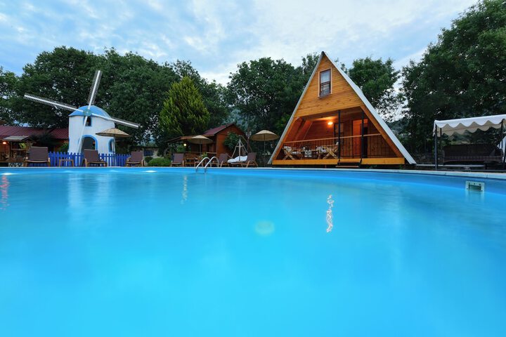 Pool 18 of 35