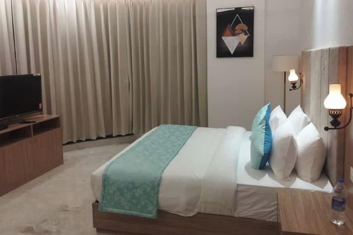 Room 4 of 16