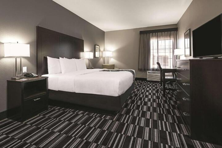 1 King Bed Mobility Hearing Impaired Accessible Room (6 of 10)