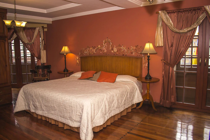 Room 4 of 8