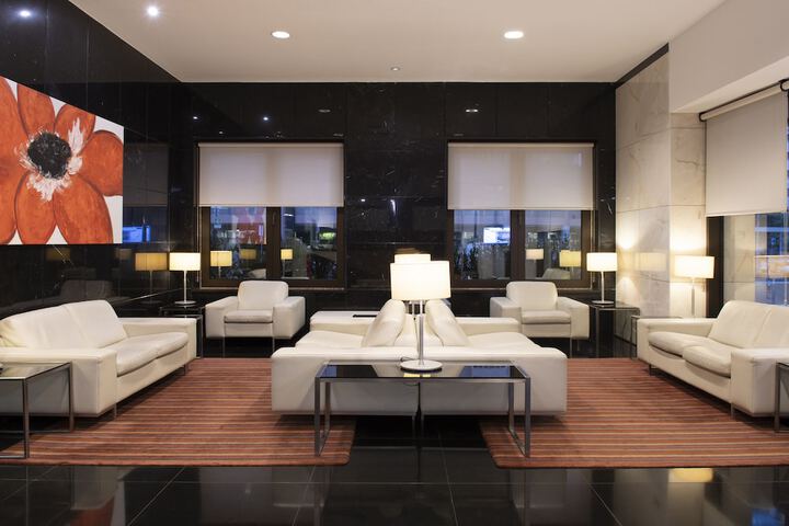 Lounge 43 of 59