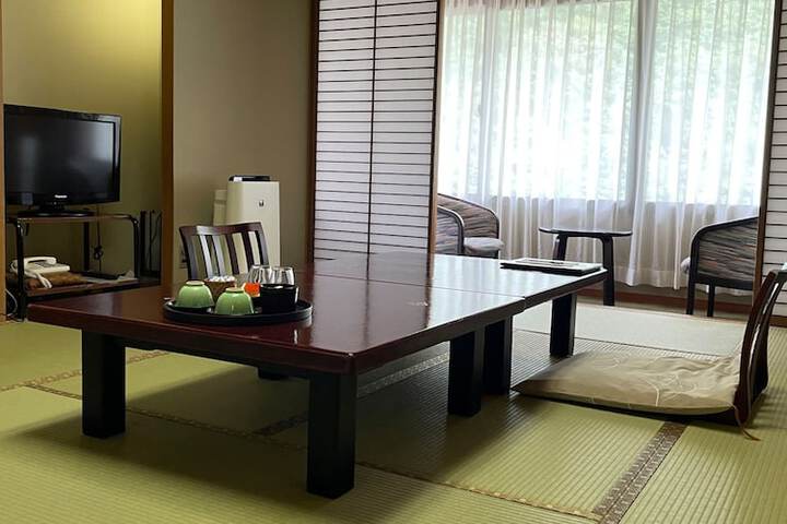 Room 15 of 48