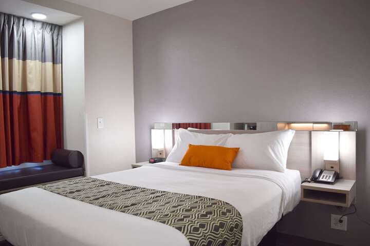 1 Queen Bed Mobility Accessible (23 of 31)