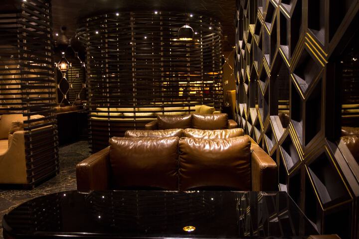 Lounge 34 of 51