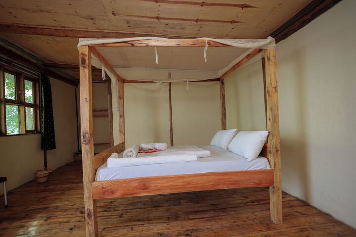 Room 4 of 13