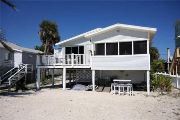 Beach House Gulf Front Cottage WiFi in Fort Myers Beach, FL