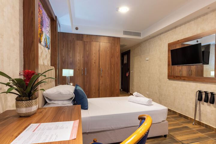 Room 6 of 16