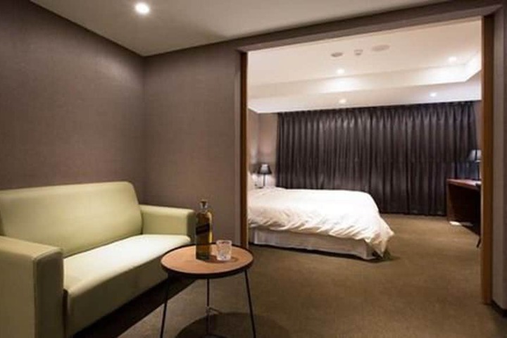Room 4 of 43