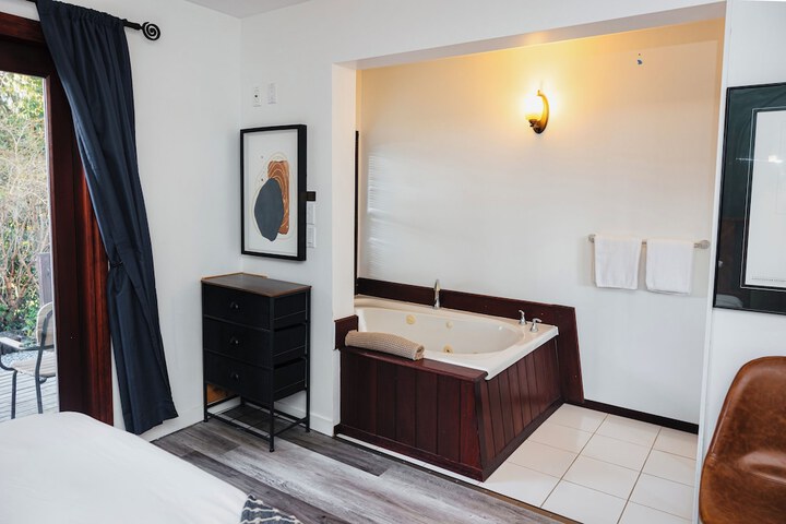 Room 6 of 18