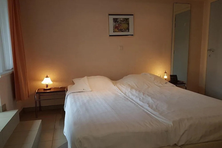 Room 5 of 16