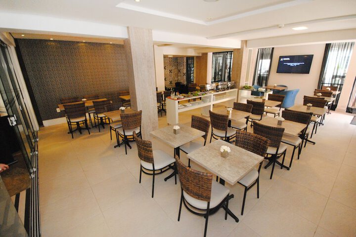Lounge 100 of 111