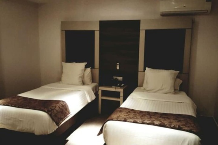 Room 11 of 37