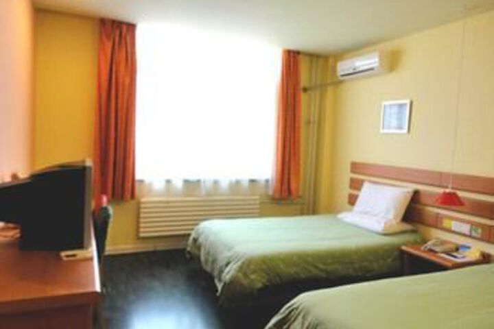 Room 13 of 32