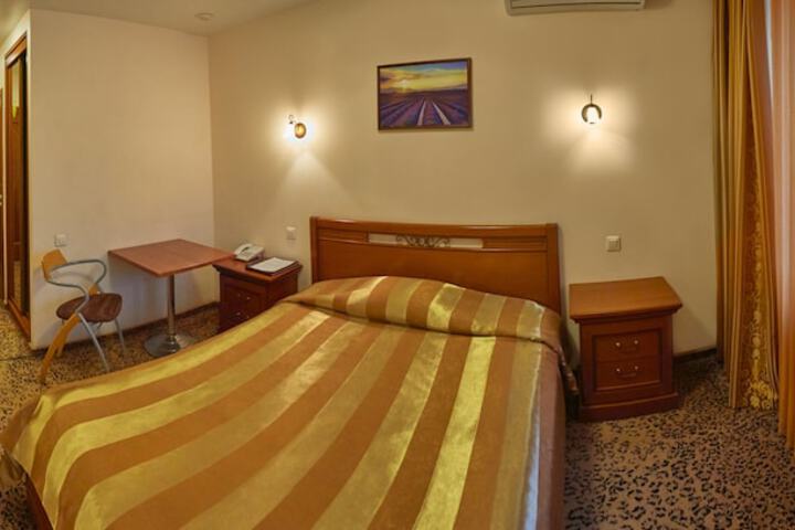 Room 8 of 33