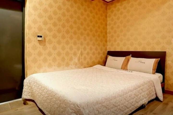 Room 9 of 14