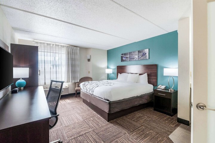 1 King Bed (1 of 10)