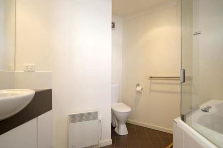 Room 6 of 11