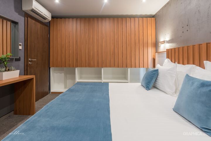 Room 8 of 32