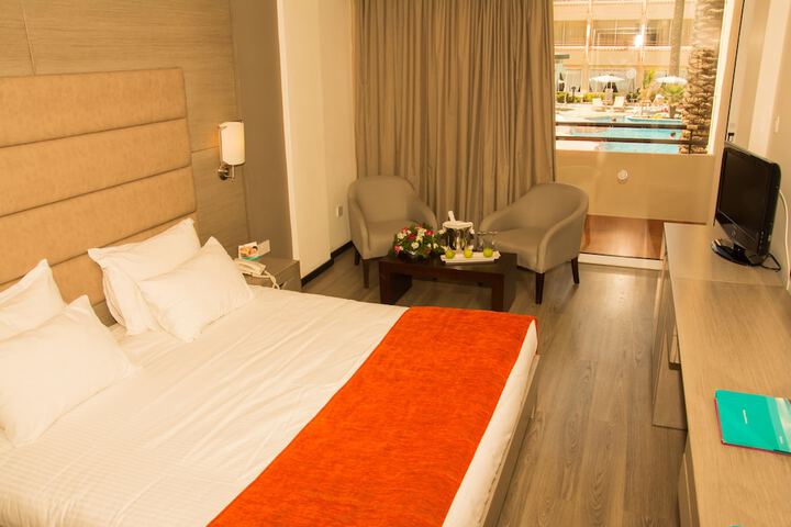 Room 5 of 118