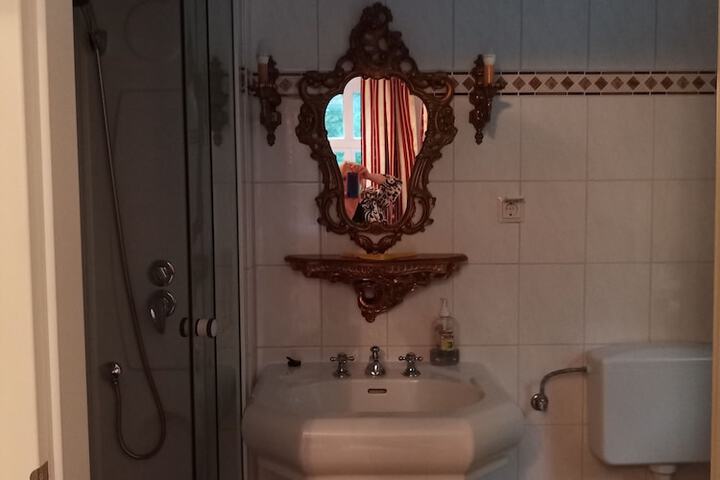 Room 27 of 40