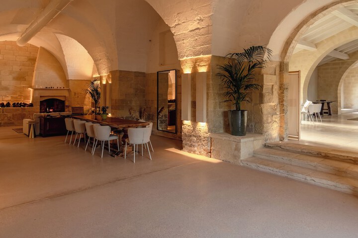 Ballroom/Hall 132 of 144